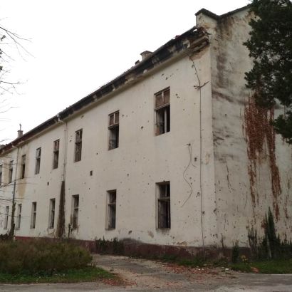 1776078242-ko-tana-bolnica-stolac1-locations.jpg